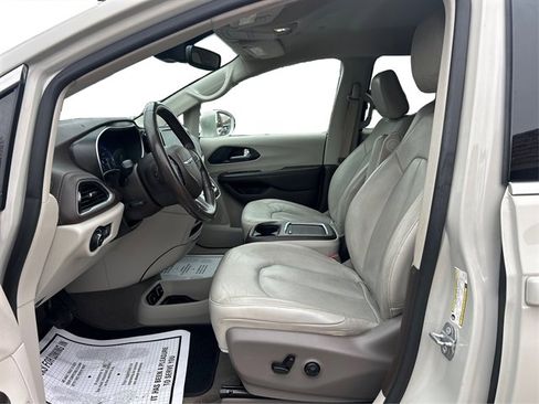 Used 2021 Chrysler Pacifica Touring-L image 10