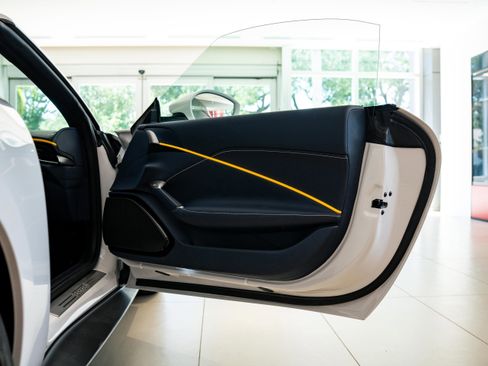 Used 2024 Ferrari Roma Spider image 33