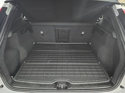 Used 2022 Volvo XC40 T5 Momentum w/ Climate Package image 12