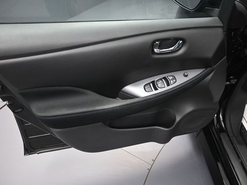 Used 2022 Nissan Leaf S image 10