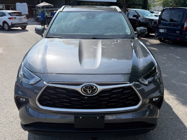 Used 2023 Toyota Highlander XLE AWD/4WD image 2