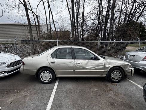 Used 1997 Nissan Altima XE image 8