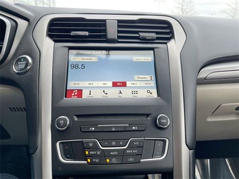 Used 2018 Ford Fusion SE image 13