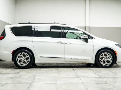 Used 2023 Chrysler Pacifica Limited FWD image 6