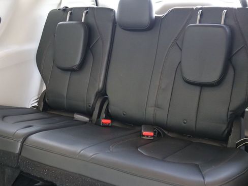 Used 2020 Chrysler Pacifica Touring-L image 21