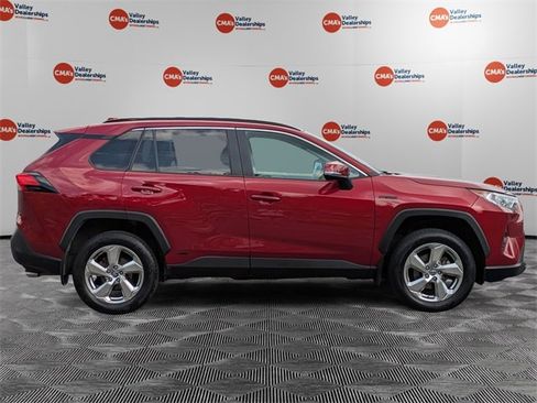 Used 2021 Toyota RAV4 XLE Premium image 4