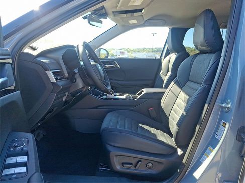 New 2025 Mitsubishi Outlander SE image 6