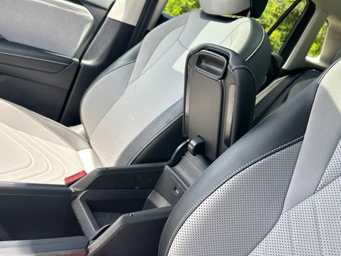 Certified 2025 Volkswagen Tiguan SE w/ Panoramic Sunroof Package AWD/4WD image 40