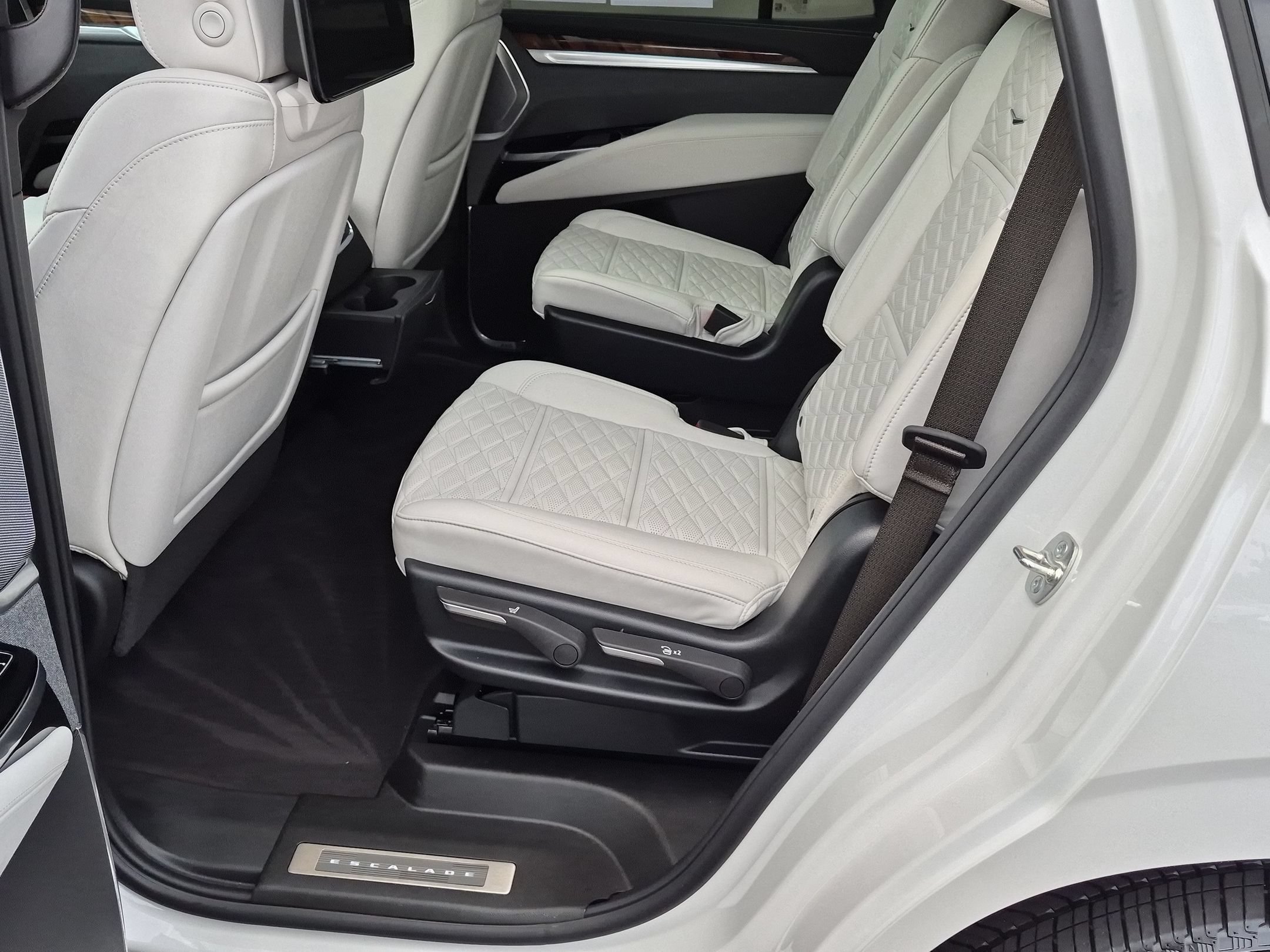 Certified 2025 Cadillac Escalade Sport Platinum w/ LPO, Floor Liner Package AWD/4WD image 25
