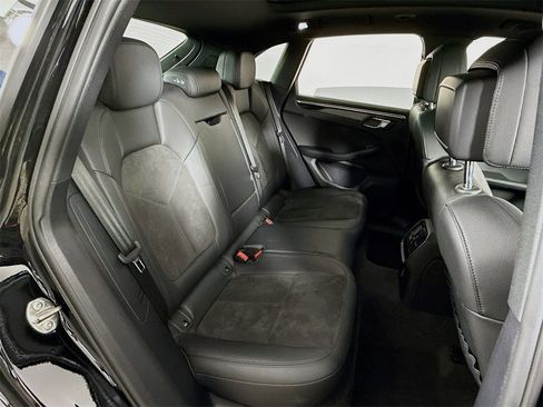 Used 2021 Porsche Macan image 32