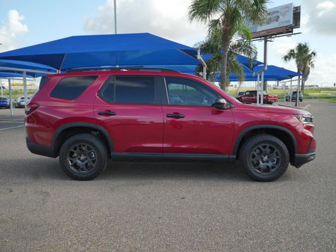Used 2025 Honda Pilot TrailSport image 4