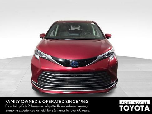 Used 2021 Toyota Sienna Platinum AWD/4WD image 3