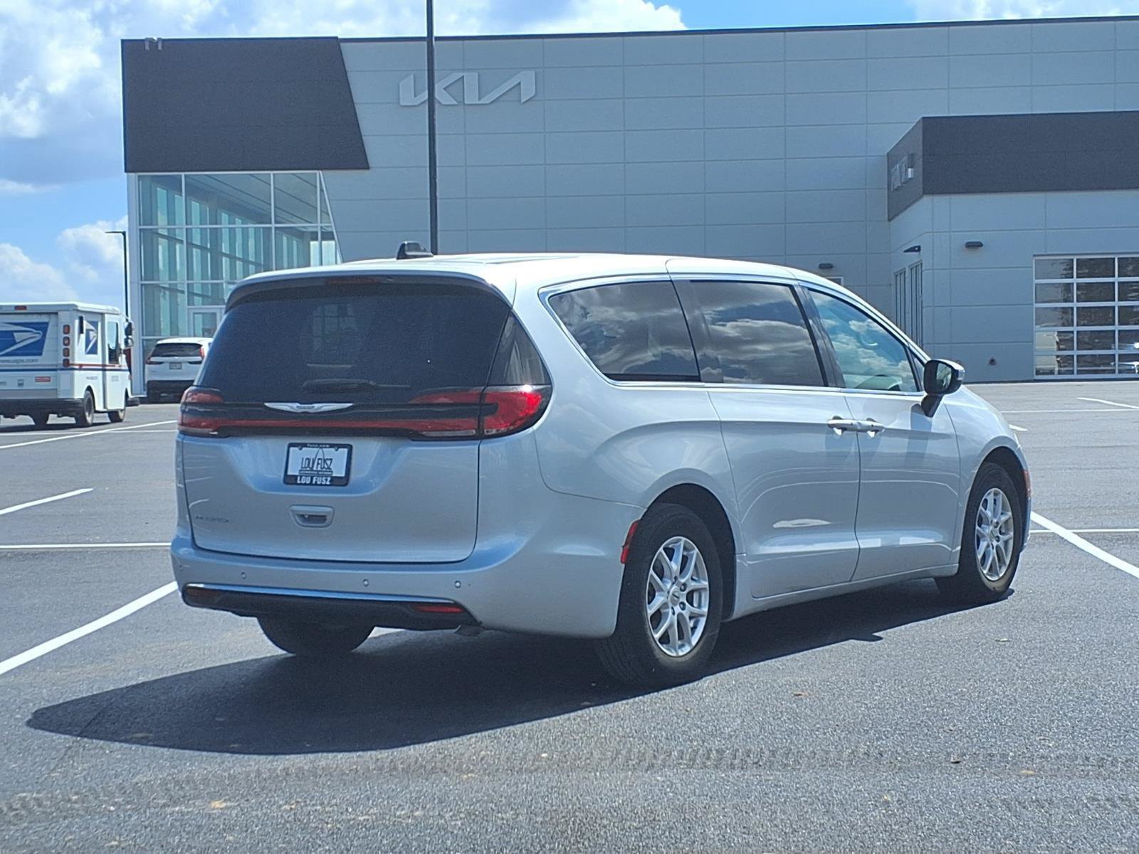 Used 2023 Chrysler Pacifica Touring-L FWD image 33