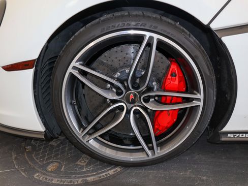 Used 2018 McLaren 570S RWD image 32