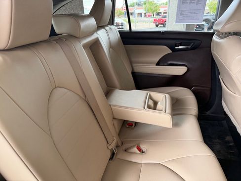 Used 2022 Toyota Highlander XLE FWD image 34