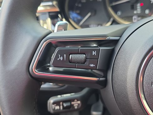 Used 2025 Porsche Macan AWD/4WD image 20