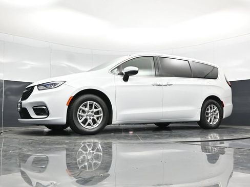 Certified 2023 Chrysler Pacifica Touring-L FWD image 62