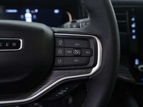 Used 2023 Jeep Wagoneer L Series II w/ Premium Group I image 19