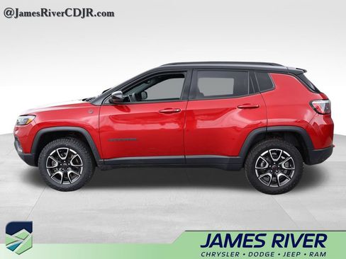 Used 2025 Jeep Compass Trailhawk AWD/4WD image 2