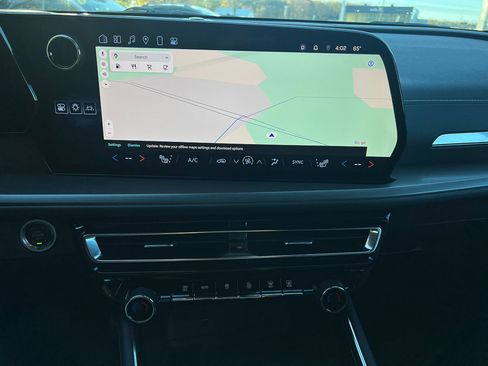 Used 2025 Chevrolet Traverse LT image 24