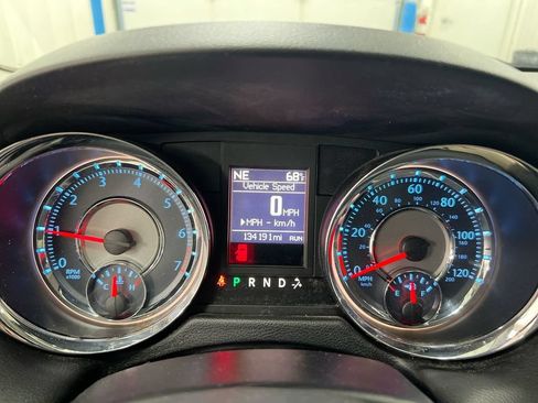 Used 2016 Chrysler Town & Country Touring FWD image 12