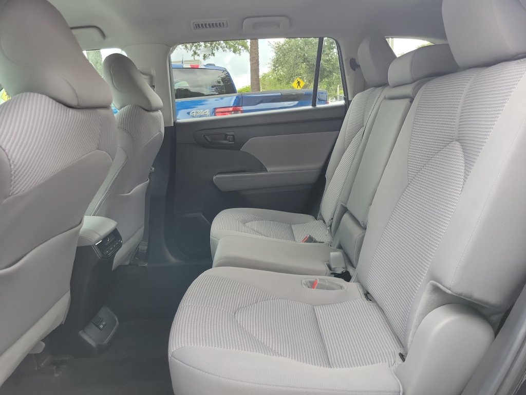 Used 2024 Toyota Highlander LE FWD image 8