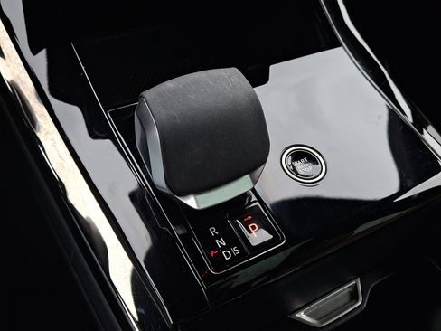 Used 2025 Land Rover Range Rover Sport SE image 15