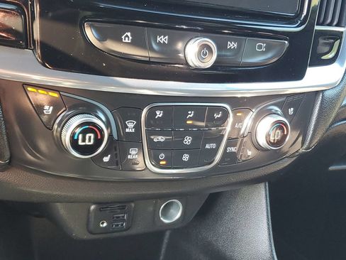Used 2022 Chevrolet Traverse Premier FWD image 22