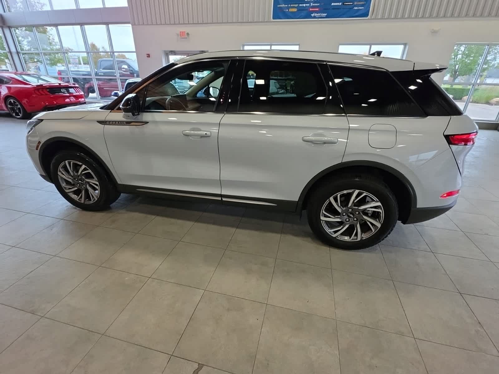 Used 2025 Lincoln Corsair AWD image 13