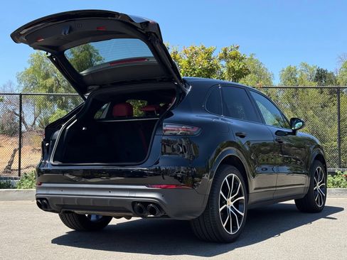 Certified 2023 Porsche Cayenne Platinum Edition AWD/4WD image 30