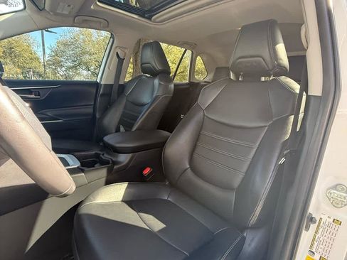 Used 2019 Toyota RAV4 XLE Premium image 9