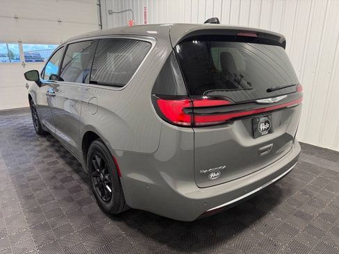 Used 2023 Chrysler Pacifica Touring-L FWD image 4