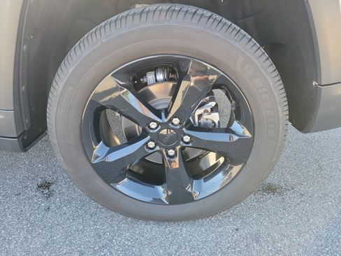 Used 2023 Jeep Grand Cherokee Altitude image 28