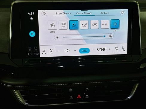 Used 2025 Volkswagen Atlas Cross Sport SE FWD image 24