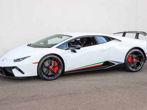 Used 2018 Lamborghini Huracan Performante AWD/4WD image 13