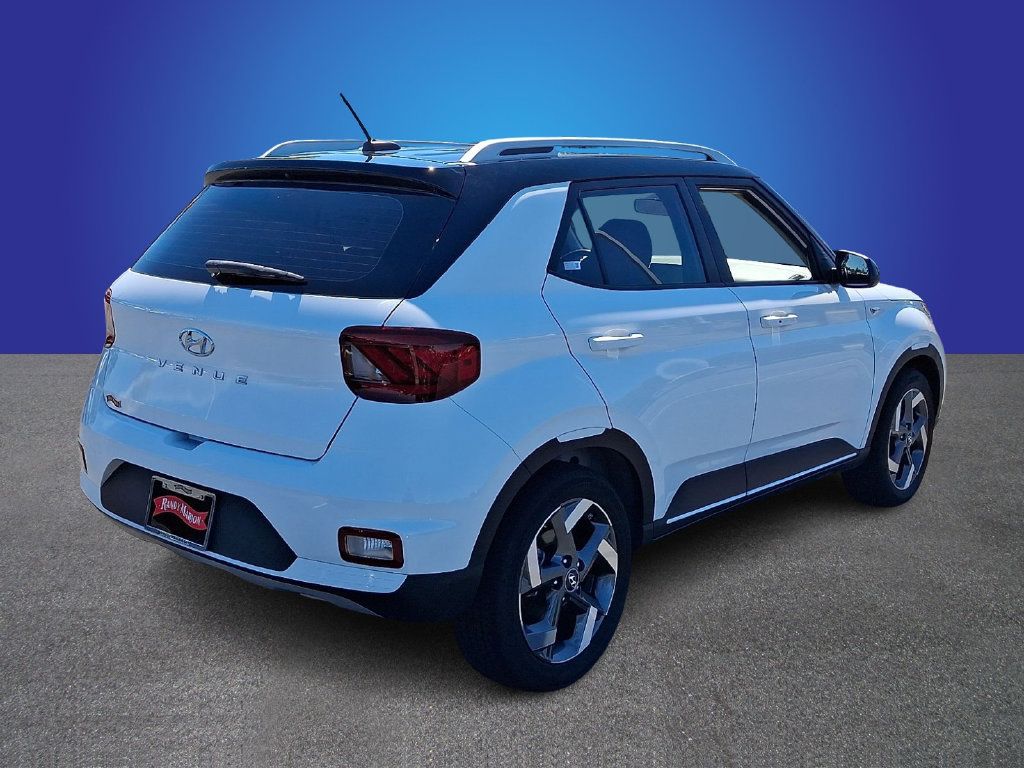 Used 2024 Hyundai Venue Limited FWD image 4