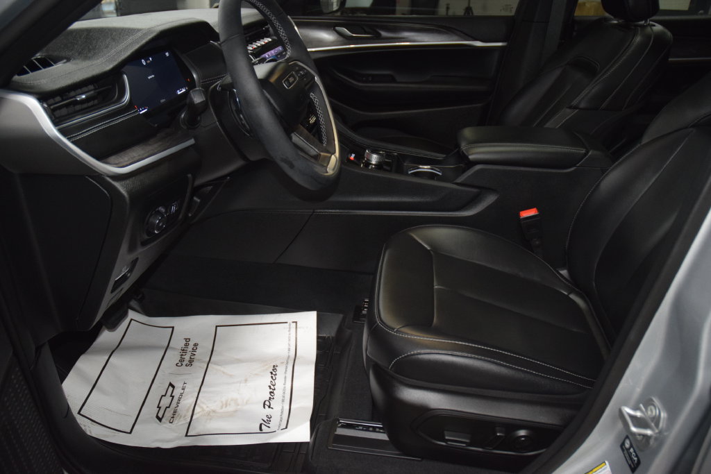 Used 2025 Jeep Grand Cherokee L Limited AWD/4WD image 40