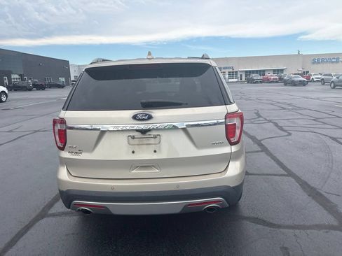 Used 2017 Ford Explorer XLT w/ Equipment Group 202A AWD/4WD image 13