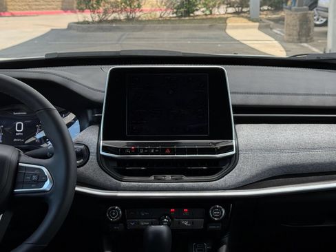 Used 2025 Jeep Compass Latitude AWD/4WD image 17