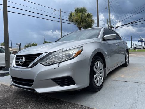Used 2017 Nissan Altima 2.5 S w/ Power Driver Seat Package FWD image 3