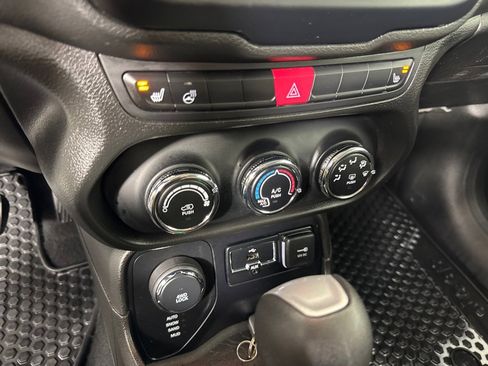 Used 2017 Jeep Renegade Latitude w/ Cold Weather Group image 20