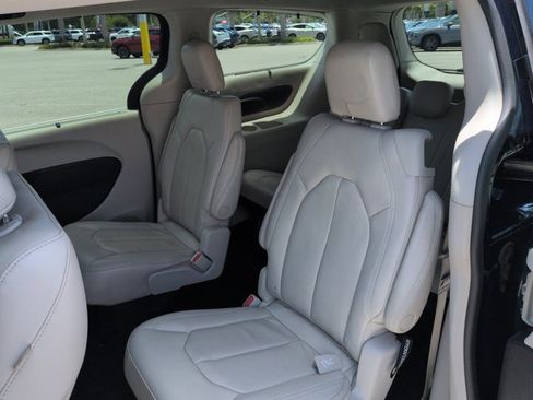 Used 2021 Chrysler Pacifica Touring-L FWD image 15