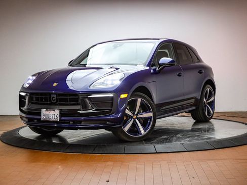 Certified 2025 Porsche Macan AWD/4WD image 1