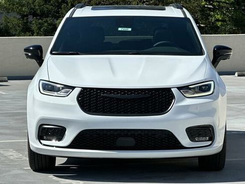 New 2025 Chrysler Pacifica Limited image 6