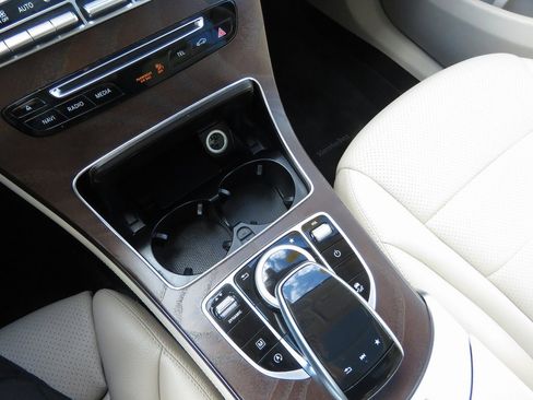 Used 2019 Mercedes-Benz GLC 300 4MATIC image 25