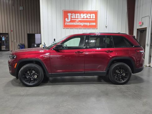 Used 2024 Jeep Grand Cherokee Altitude image 2