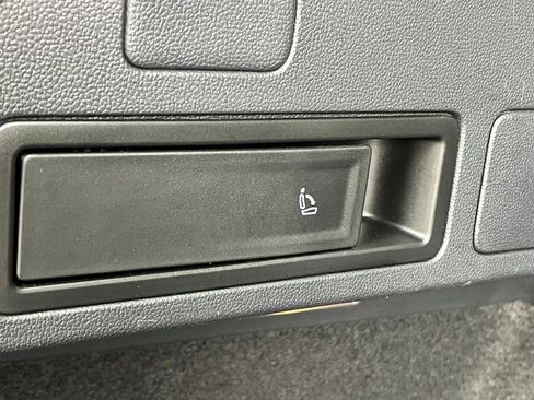 Used 2020 Volkswagen Tiguan S FWD image 31