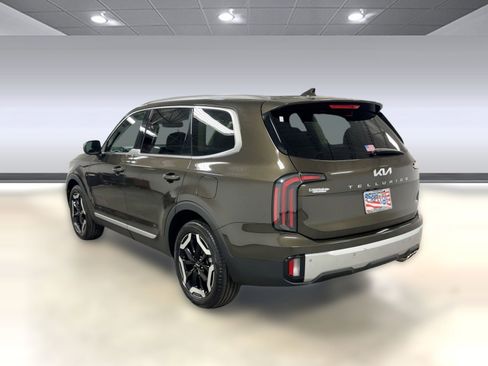 Used 2024 Kia Telluride EX w/ EX Captain's Chair Package image 2