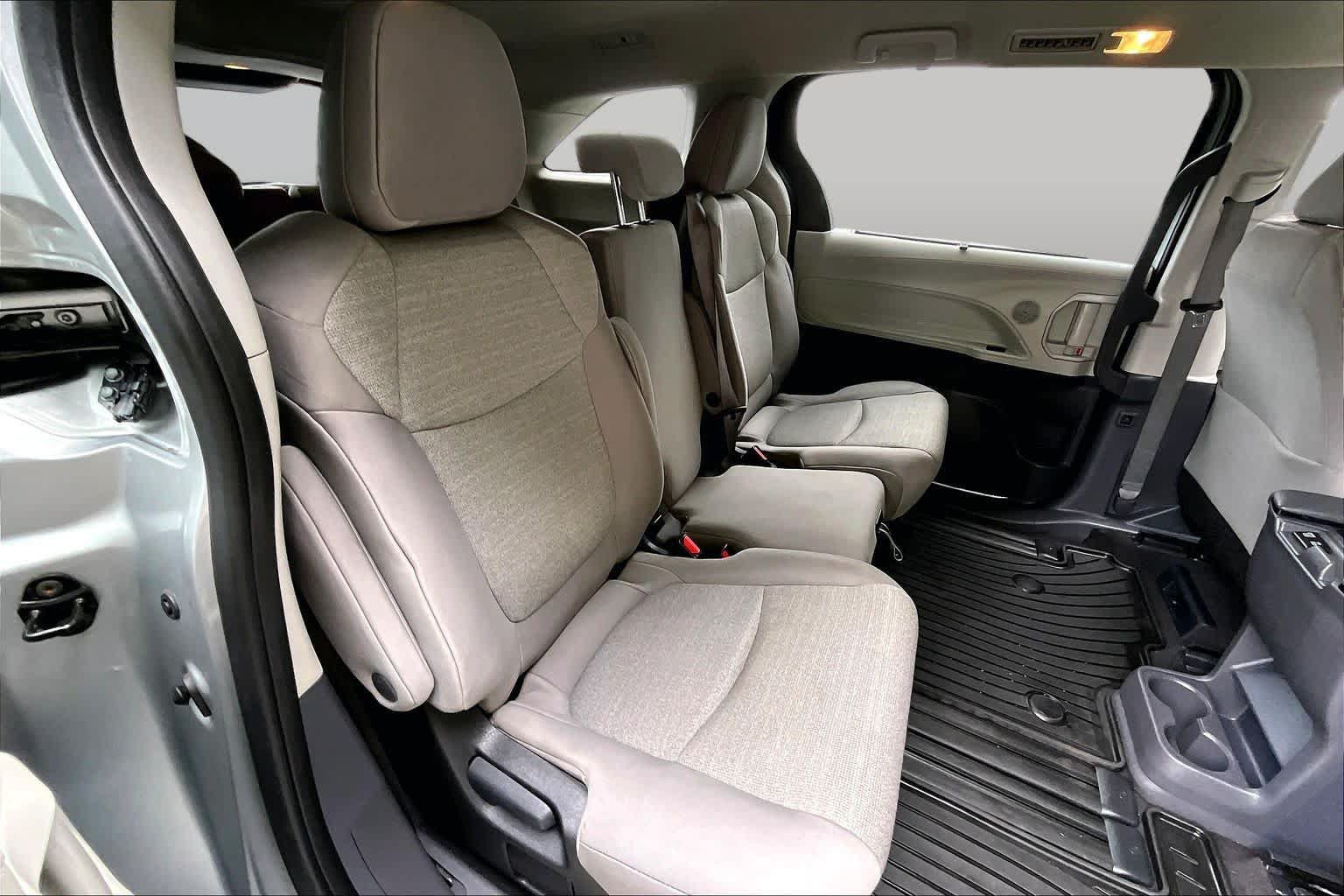 Used 2023 Toyota Sienna LE AWD/4WD image 18