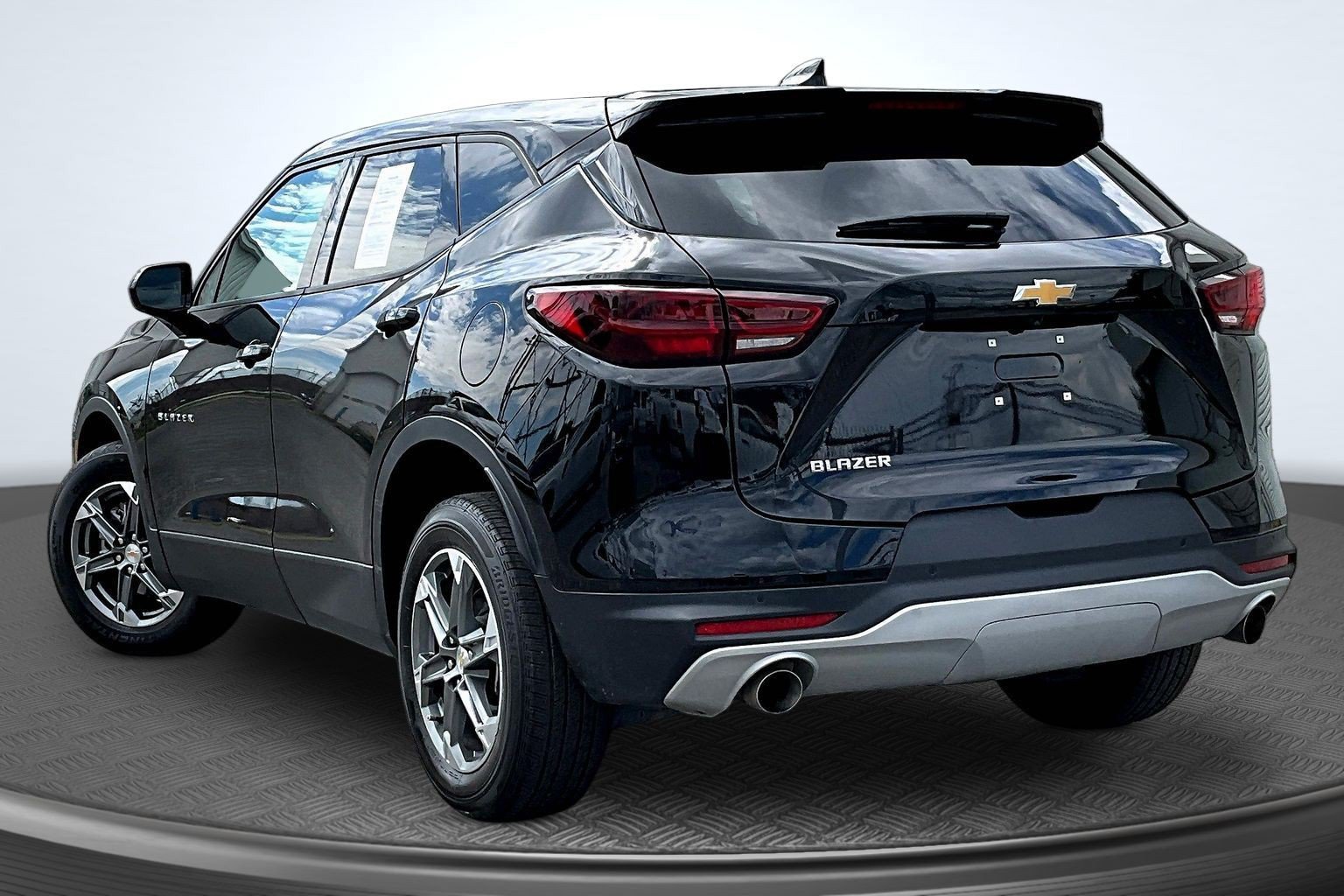 Used 2026 Chevrolet Blazer LT FWD image 3